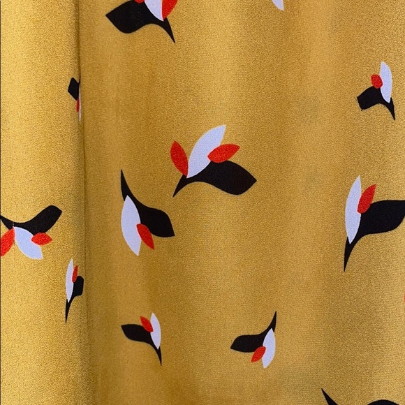 Off the shoulder bird print open back blouse - Picture 2 of 7